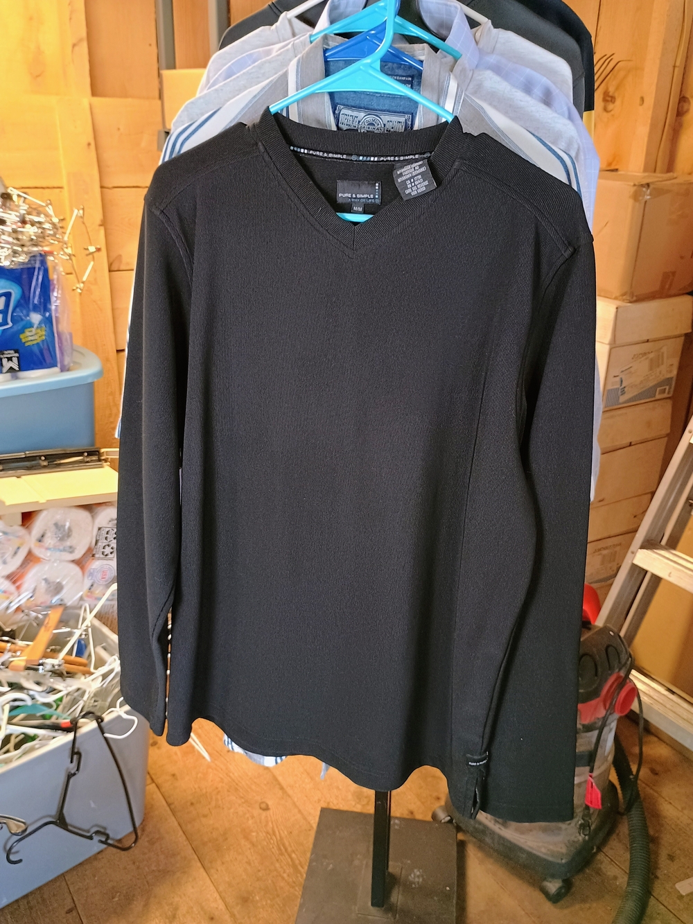 Men's Black Long Sleeve V-Neck Top Bin 31